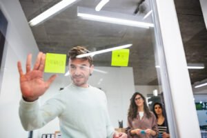 Leia mais sobre o artigo Por que a cultura do “presencialismo” está matando sua produtividade e como as empresas disruptivas estão lucrando com isso